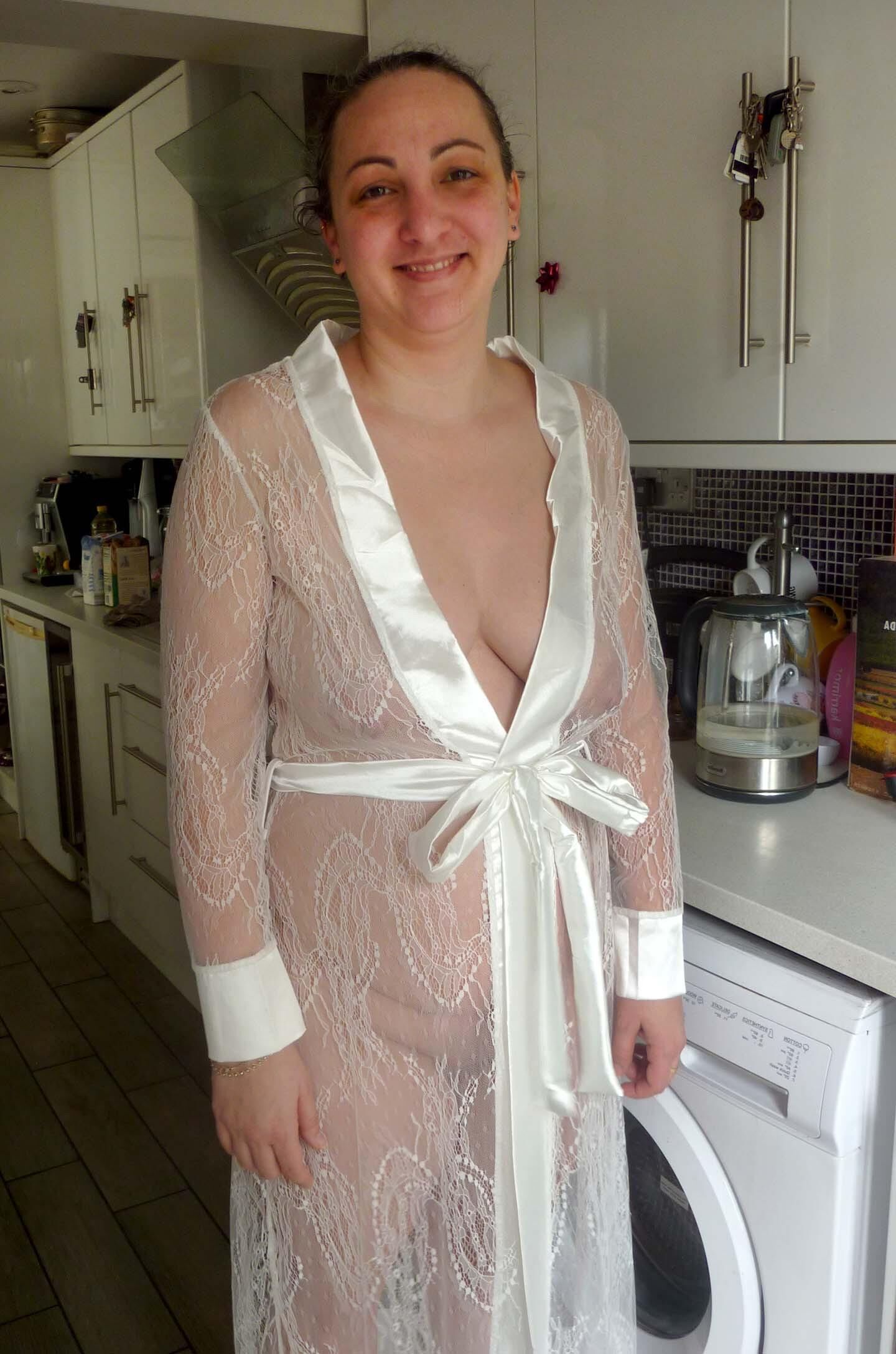Femme en robe transparente
