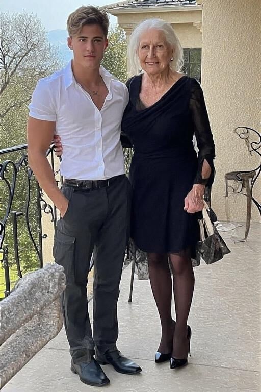 joven y dama mayor