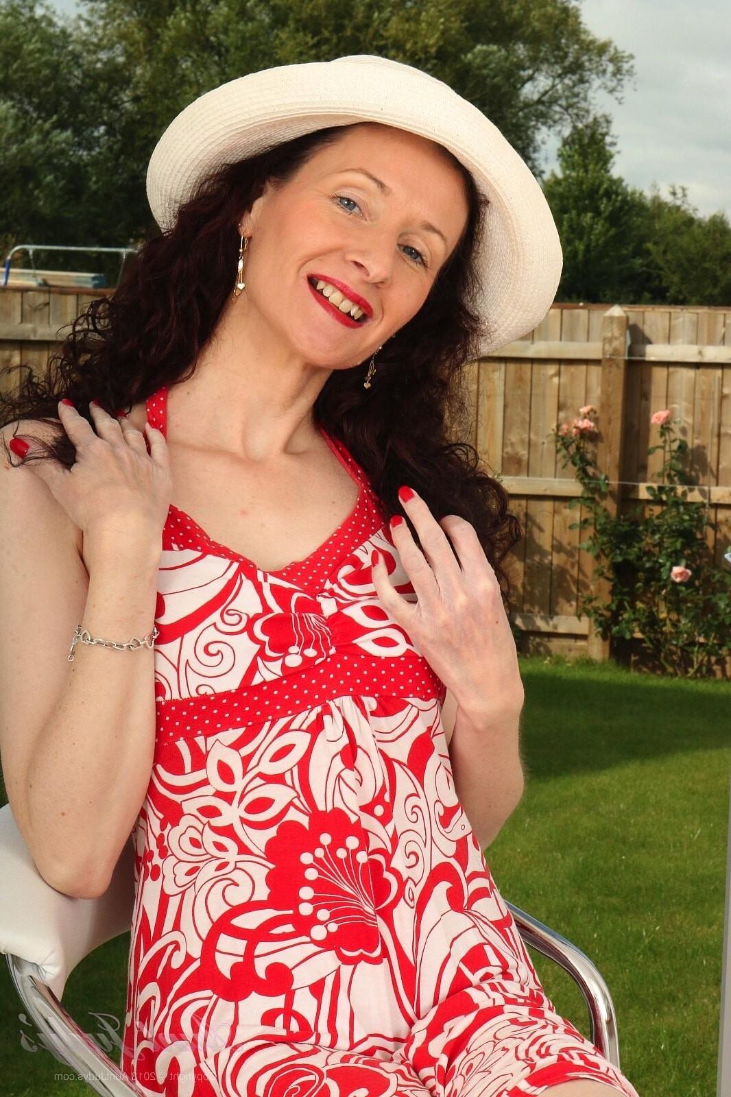 . Scarlet Skinny MILF