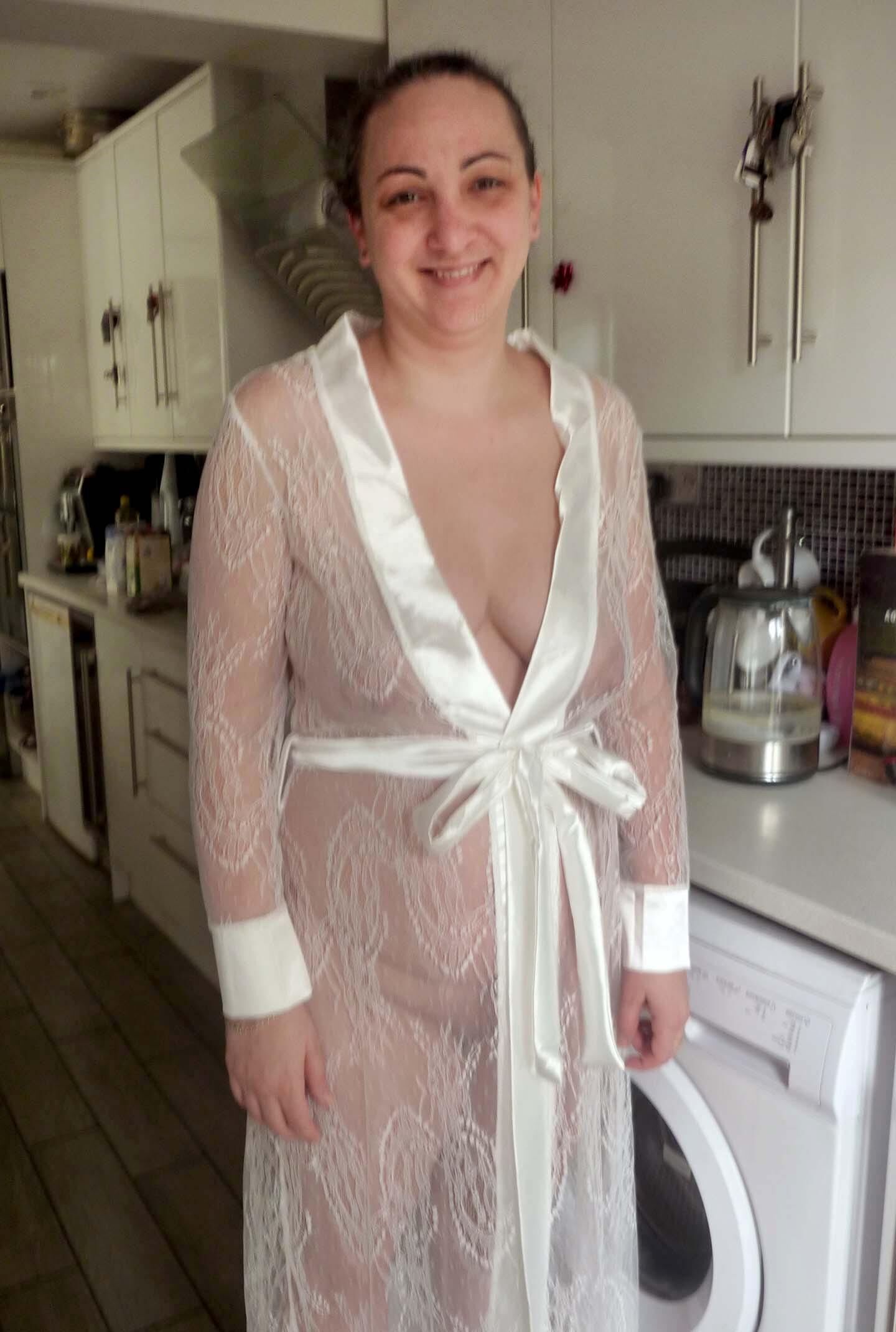 Femme en robe transparente