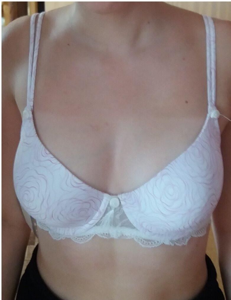 cum dans le nouveau soutien-gorge blanc de mon adolescent