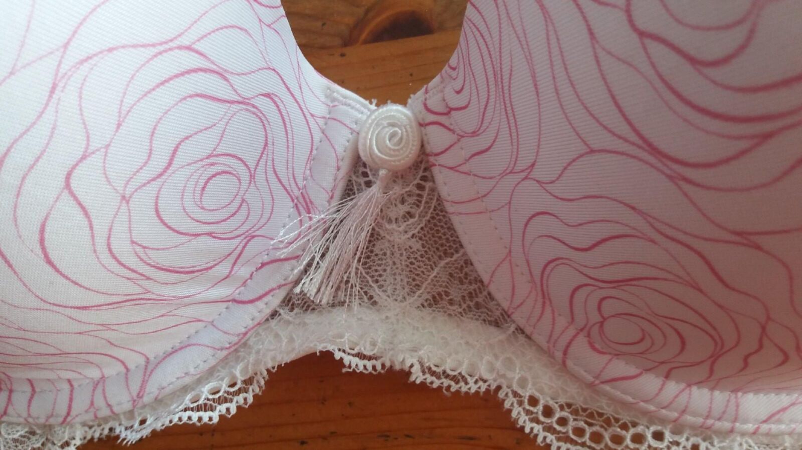 cum dans le nouveau soutien-gorge blanc de mon adolescent