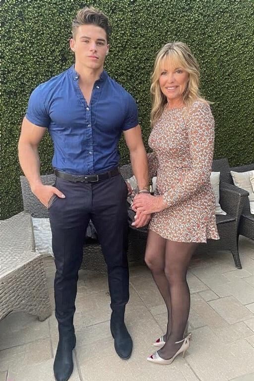 joven y dama mayor