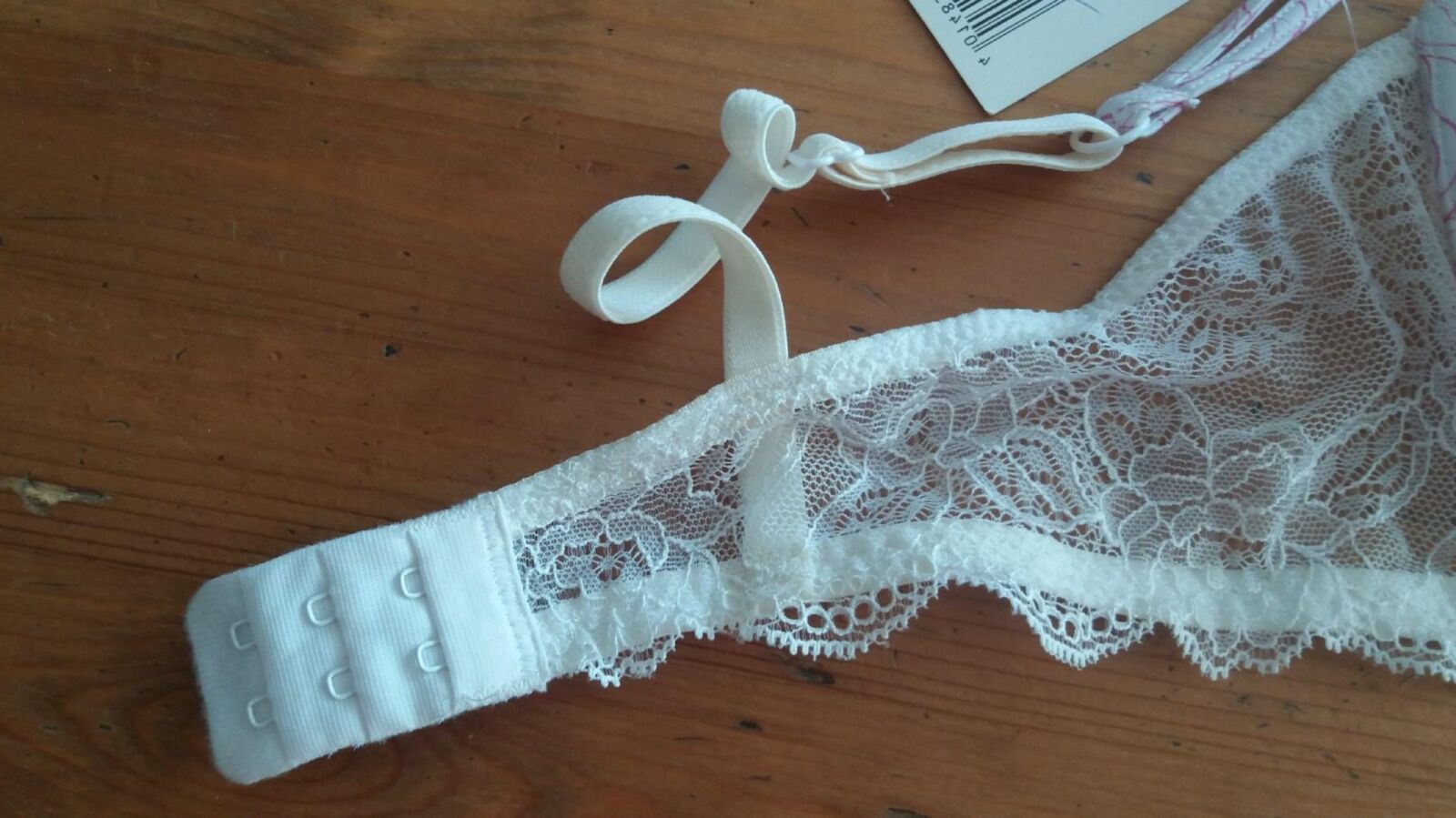 cum dans le nouveau soutien-gorge blanc de mon adolescent