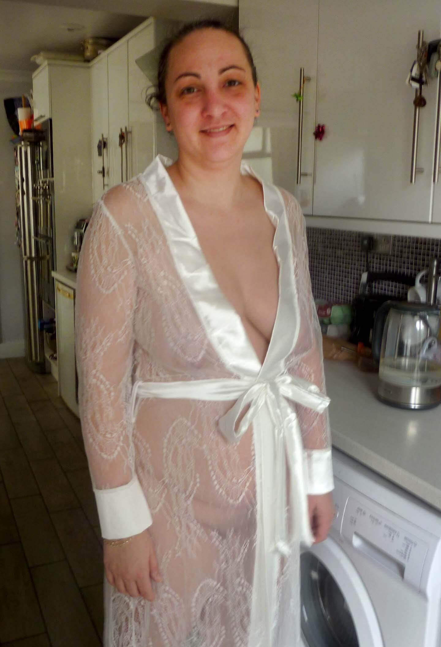 Femme en robe transparente