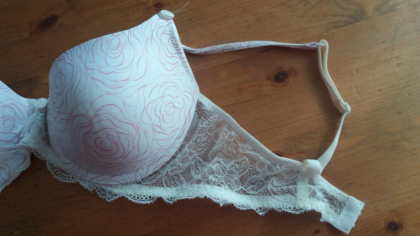 cum dans le nouveau soutien-gorge blanc de mon adolescent