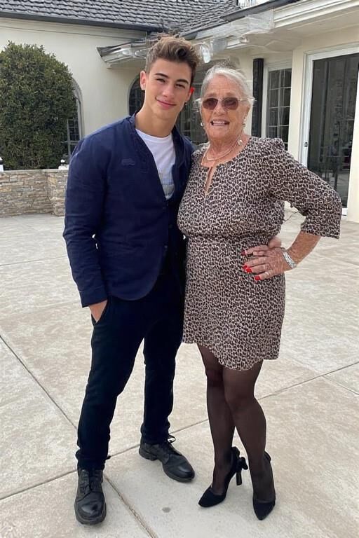 joven y dama mayor
