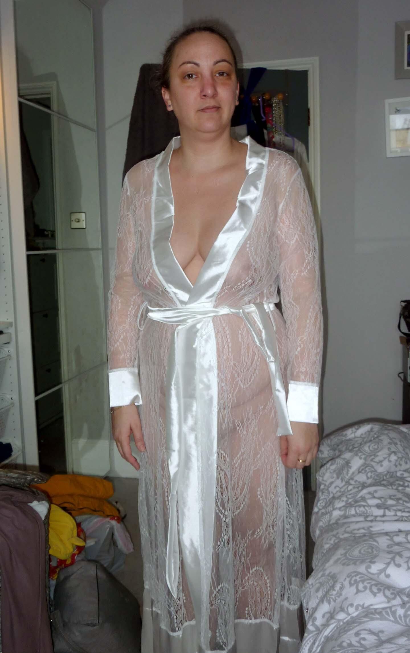 Femme en robe transparente