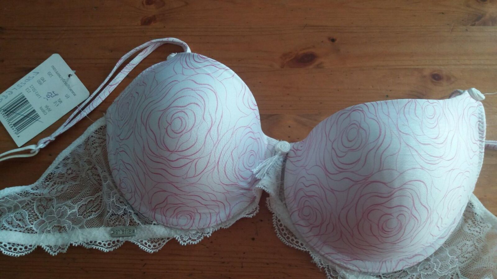 cum dans le nouveau soutien-gorge blanc de mon adolescent