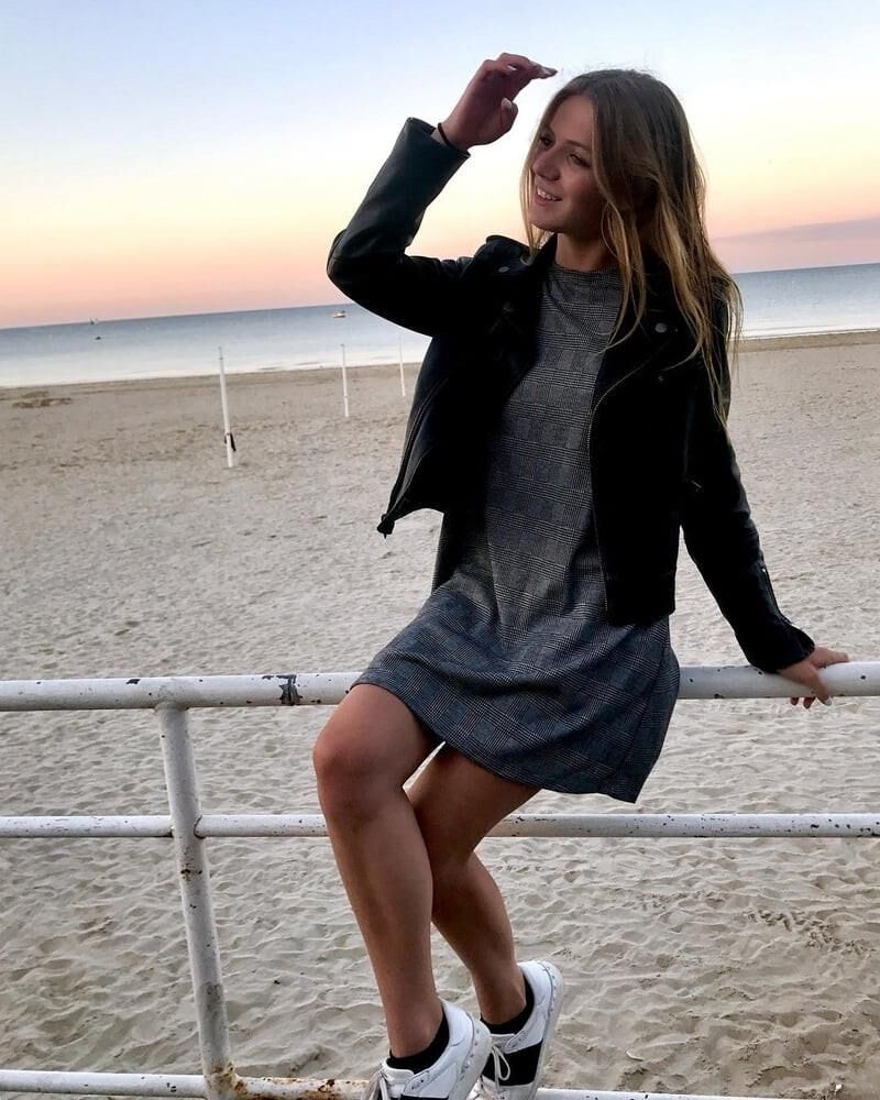 Skinny Salope française Petite Chienne française Jeune Pute