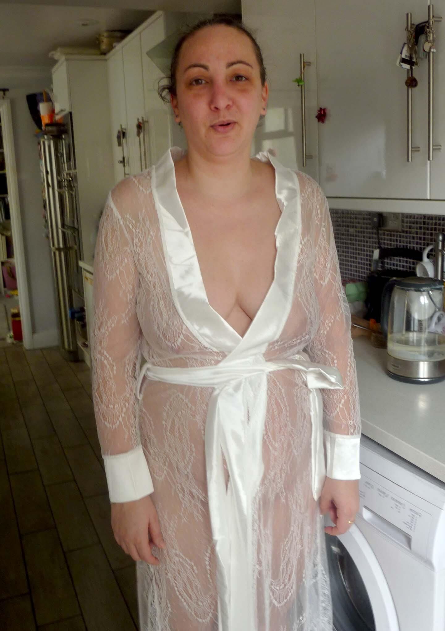 Femme en robe transparente