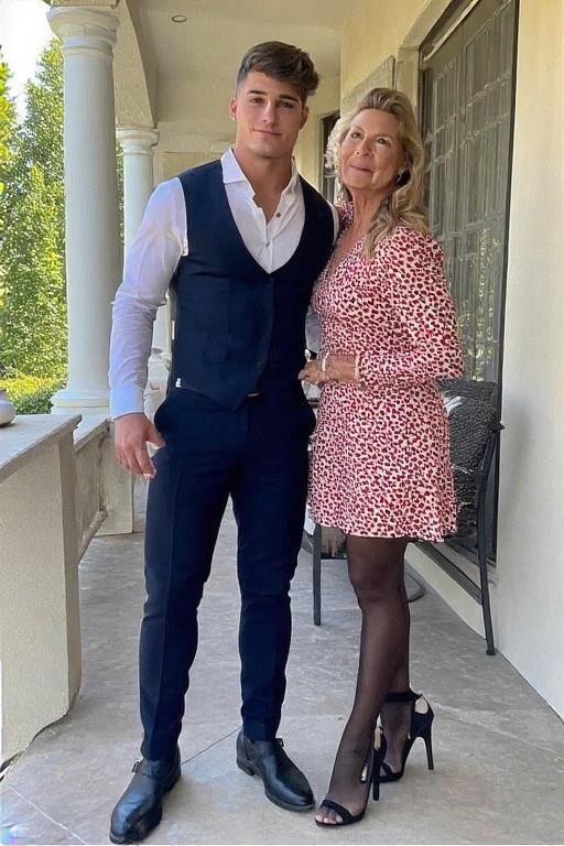 joven y dama mayor