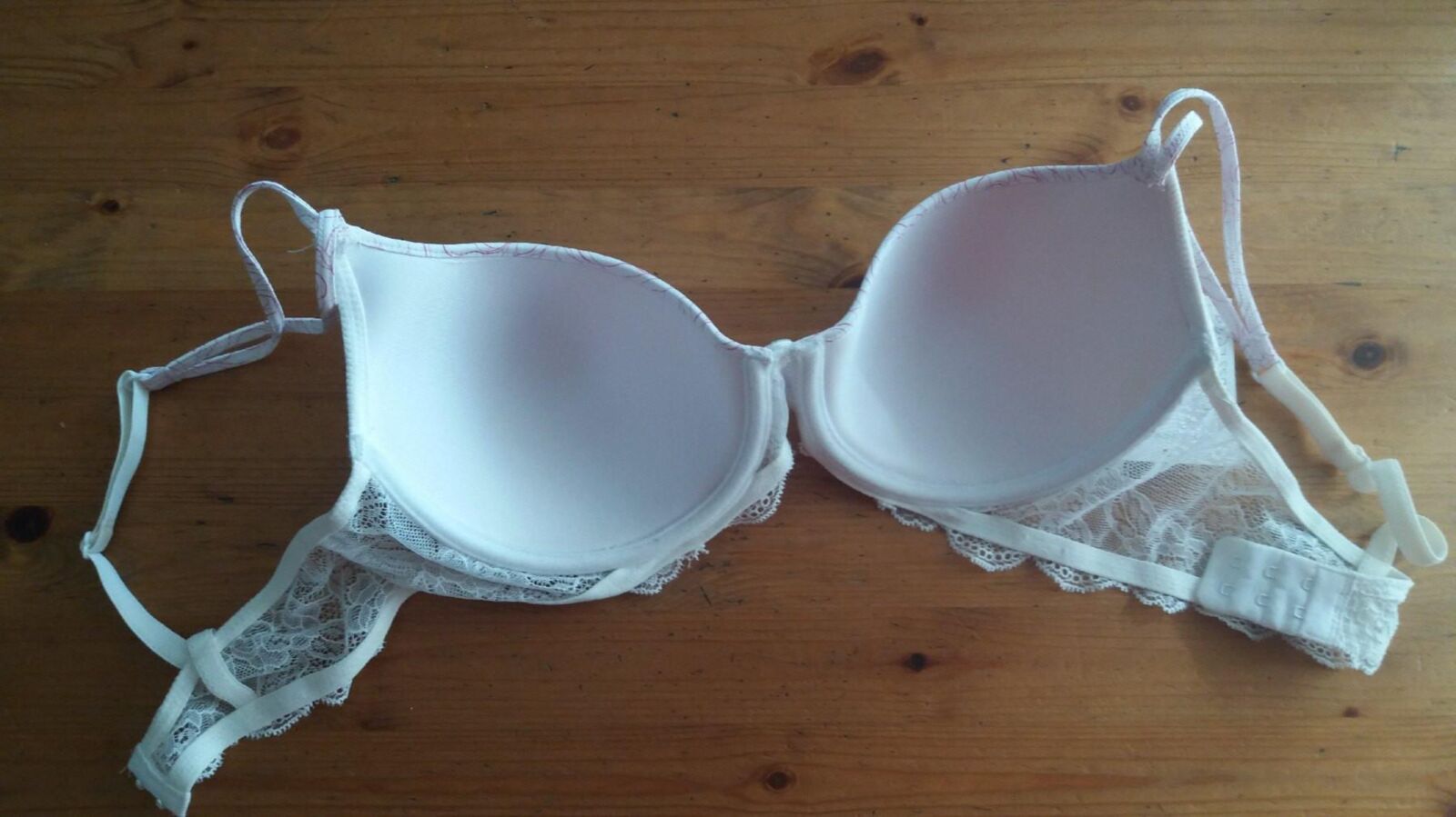 cum dans le nouveau soutien-gorge blanc de mon adolescent