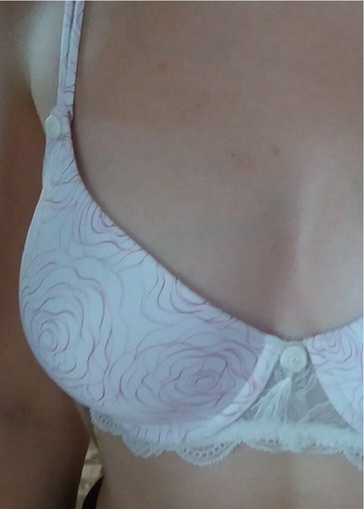 cum dans le nouveau soutien-gorge blanc de mon adolescent