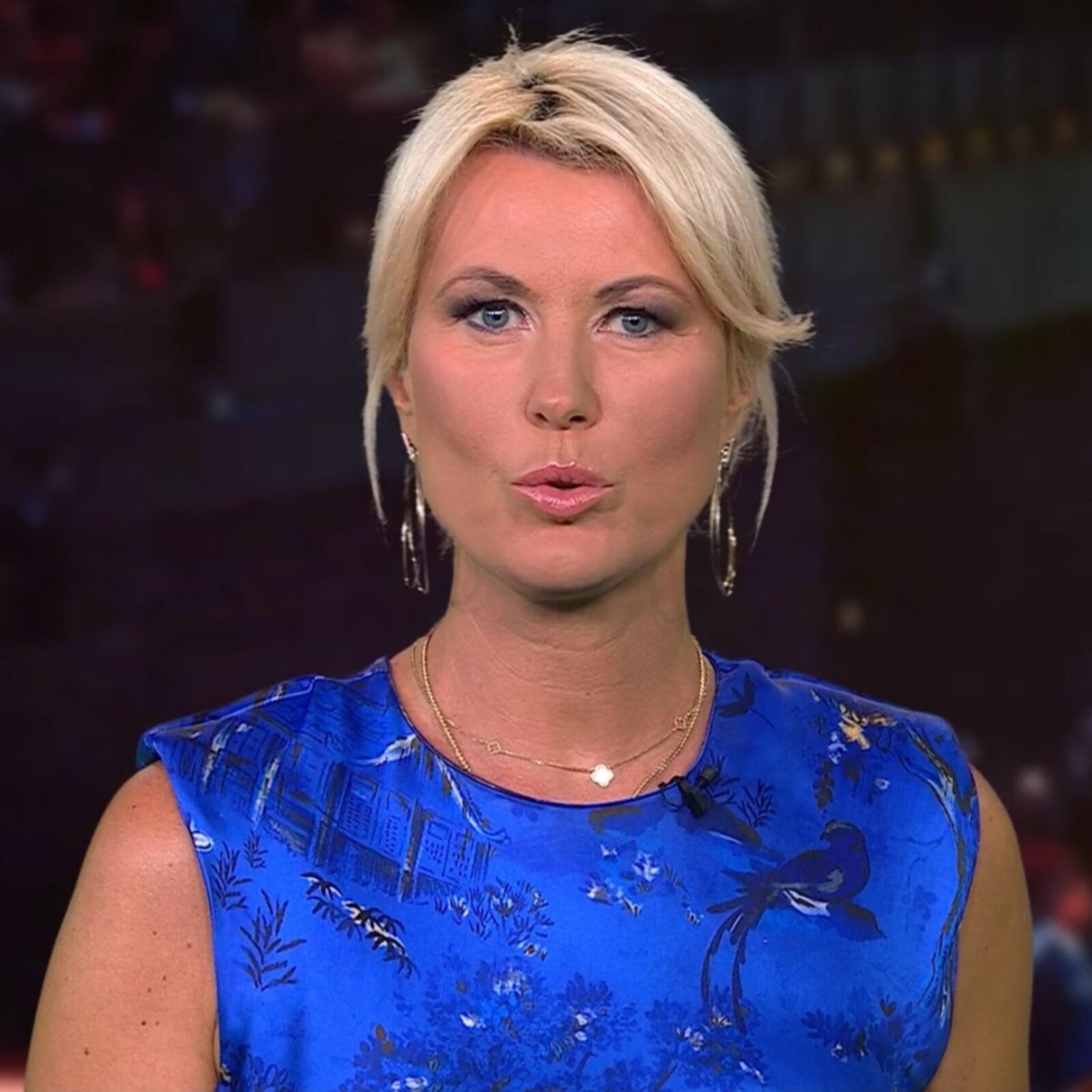 Kamilla S. Geile Fickschlampe Im Sexy Blauen Satinkleid!