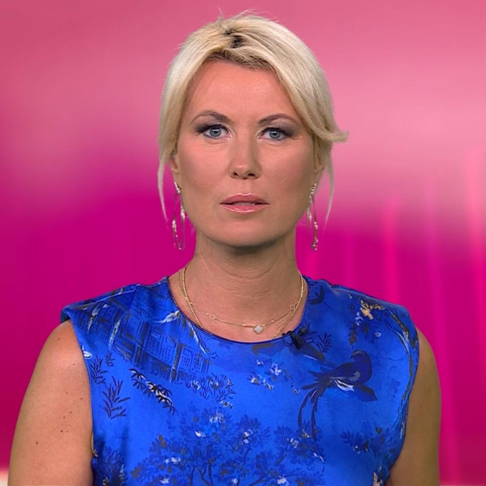 Kamilla S. Geile Fickschlampe Im Sexy Blauen Satinkleid!