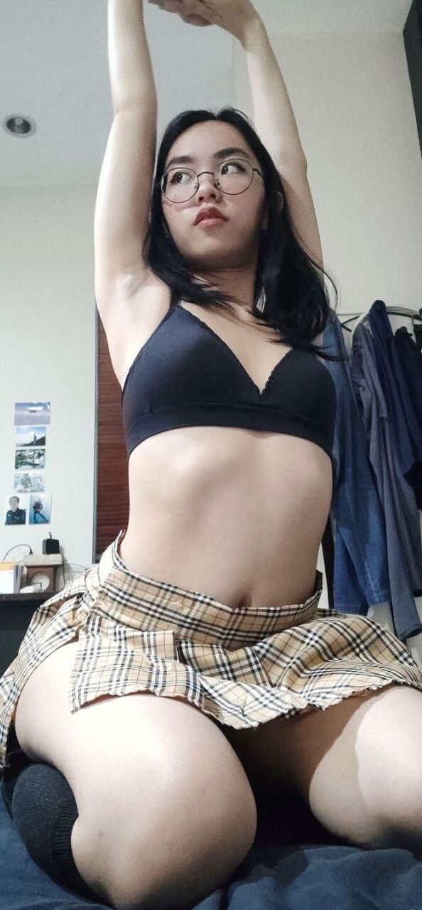 Écolière asiatique salope se déshabille nue