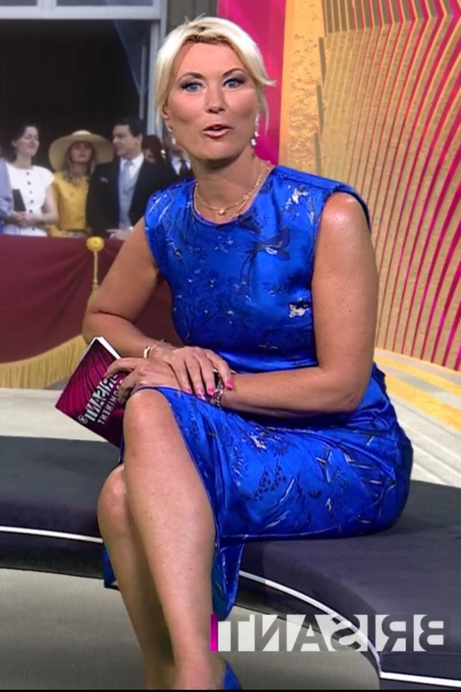 Kamilla S. Geile Fickschlampe Im Sexy Blauen Satinkleid!