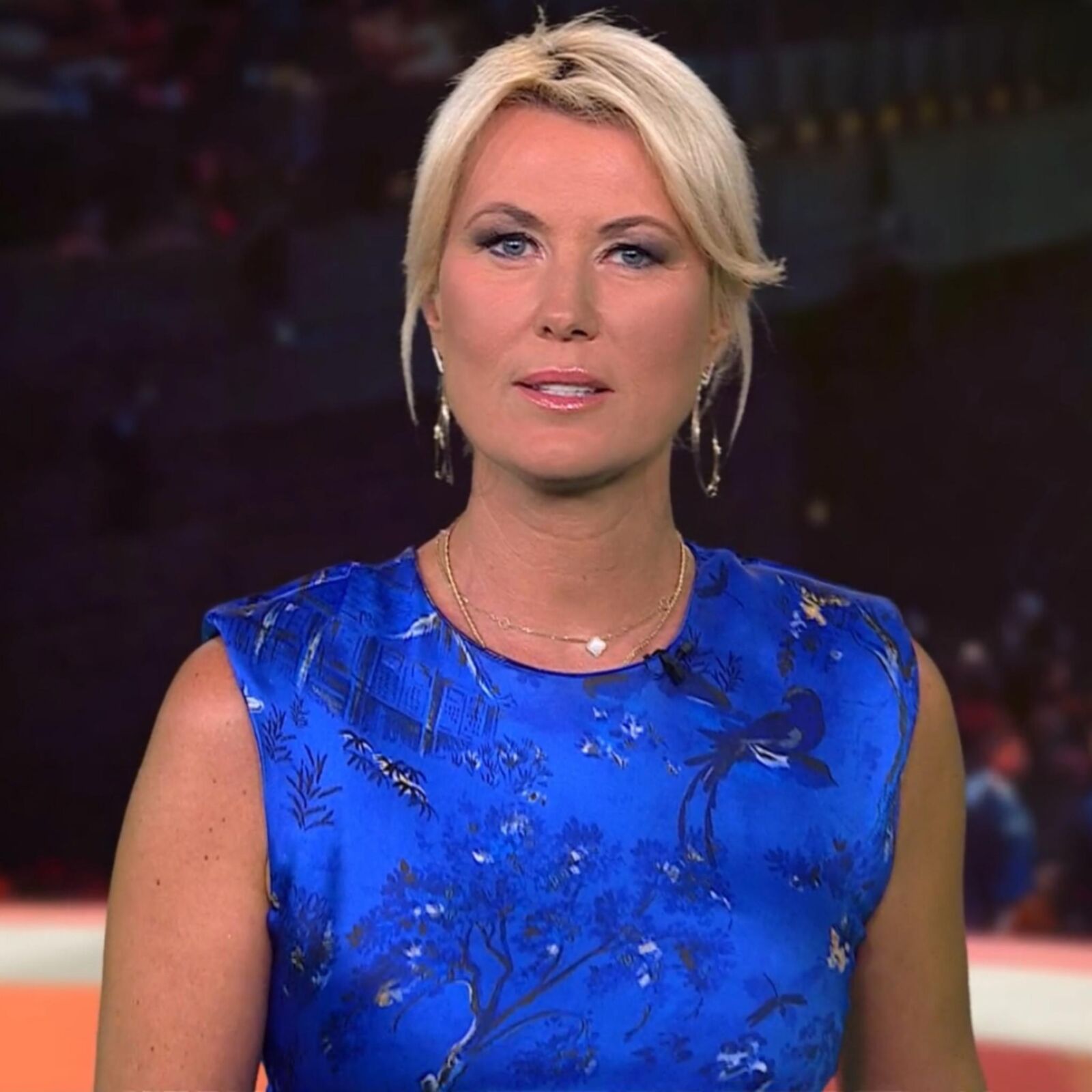 Kamilla S. Geile Fickschlampe Im Sexy Blauen Satinkleid!