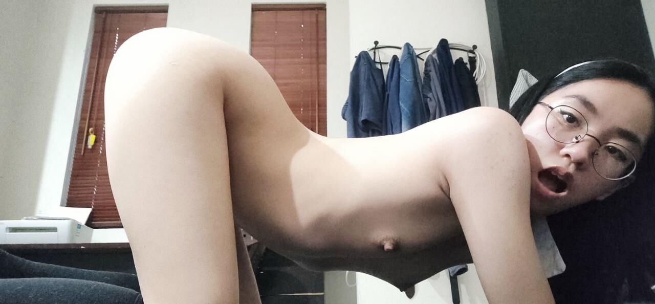 Écolière asiatique salope se déshabille nue