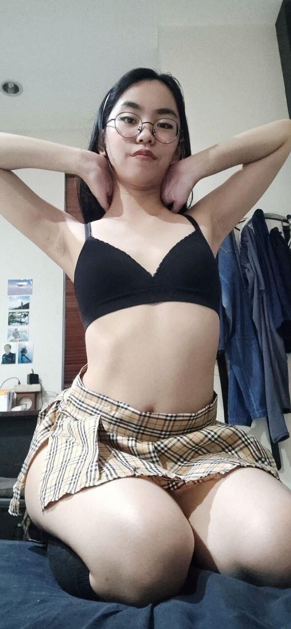 Écolière asiatique salope se déshabille nue