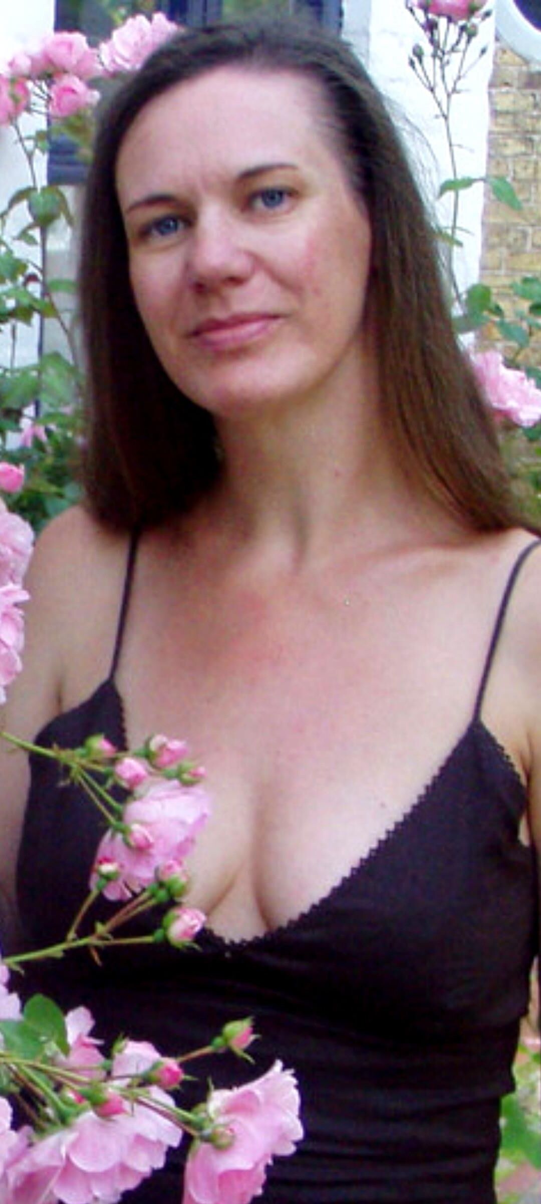 Une femme mature incroyable expose ses charmes