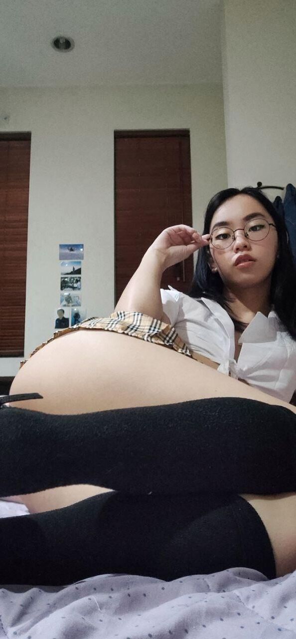 Écolière asiatique salope se déshabille nue