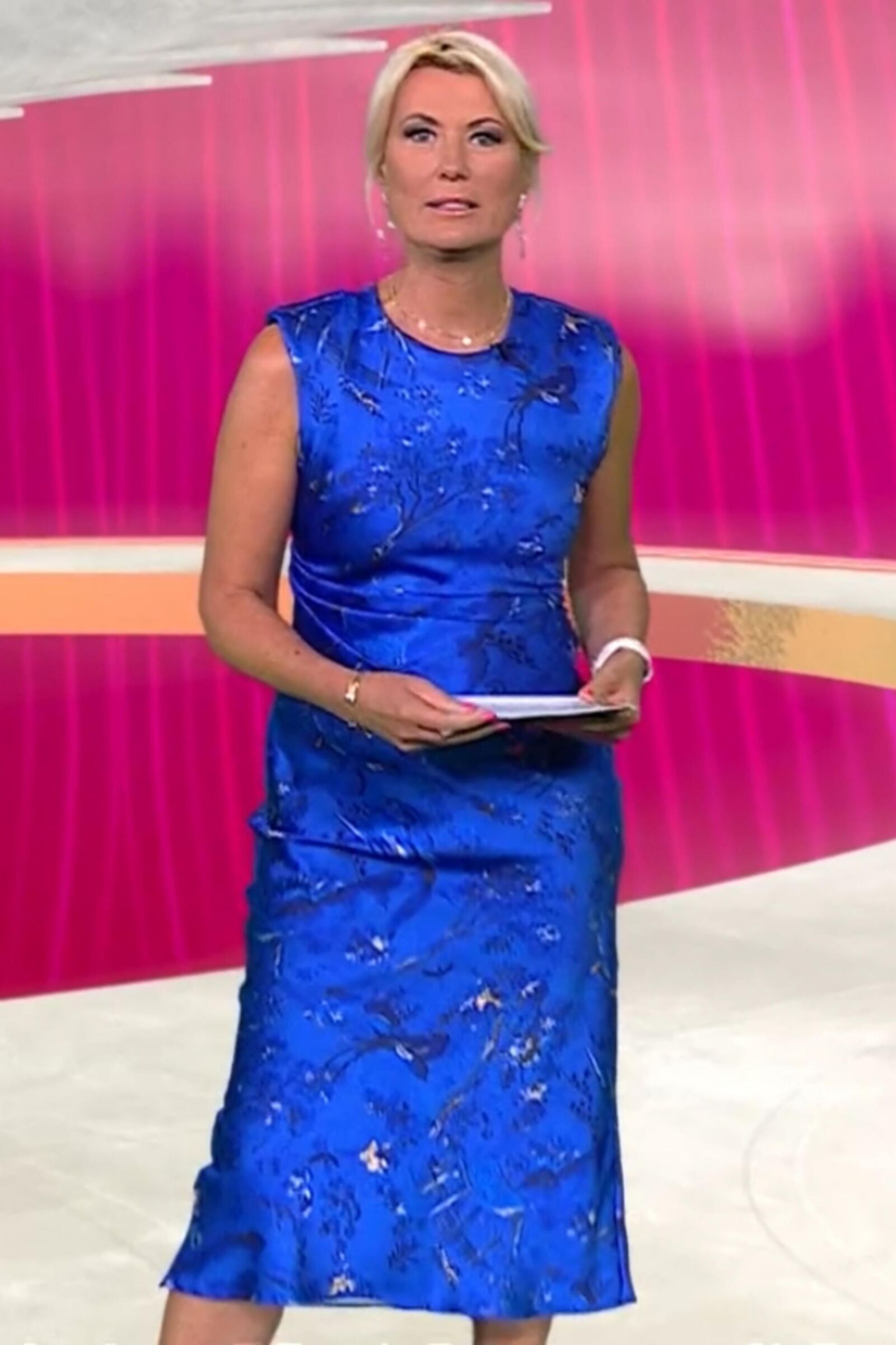 Kamilla S. Geile Fickschlampe Im Sexy Blauen Satinkleid!