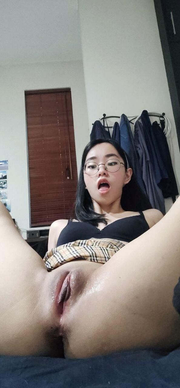 Écolière asiatique salope se déshabille nue