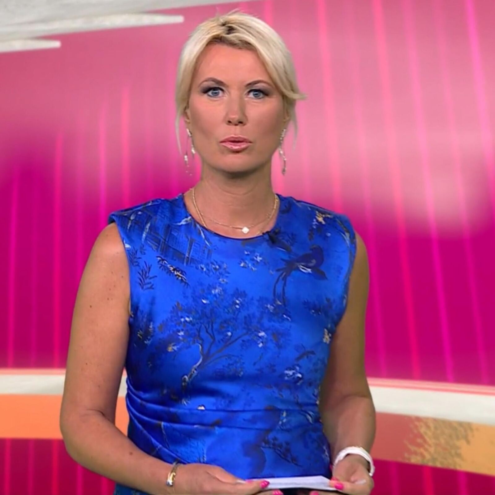 Kamilla S. Geile Fickschlampe Im Sexy Blauen Satinkleid!