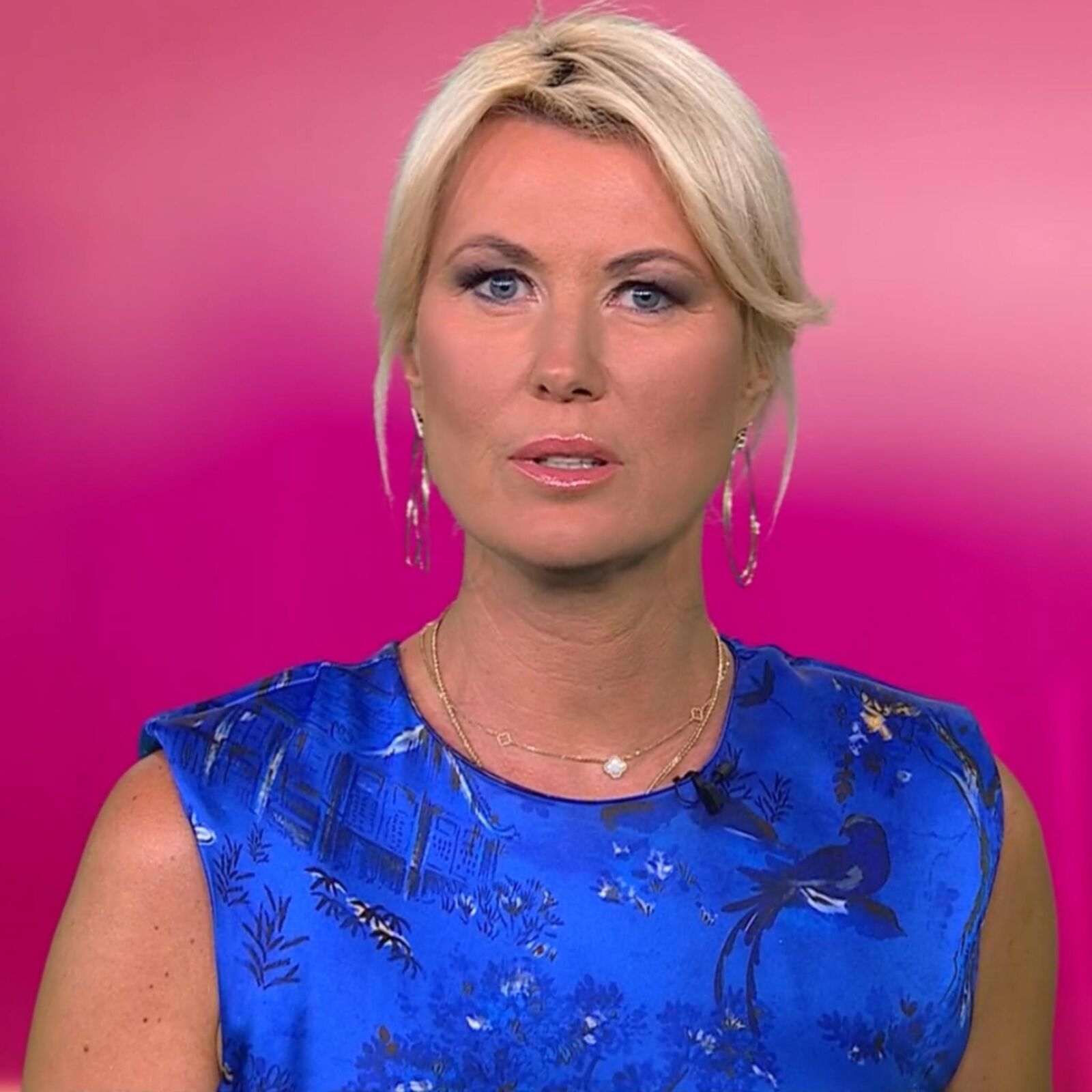 Kamilla S. Geile Fickschlampe Im Sexy Blauen Satinkleid!