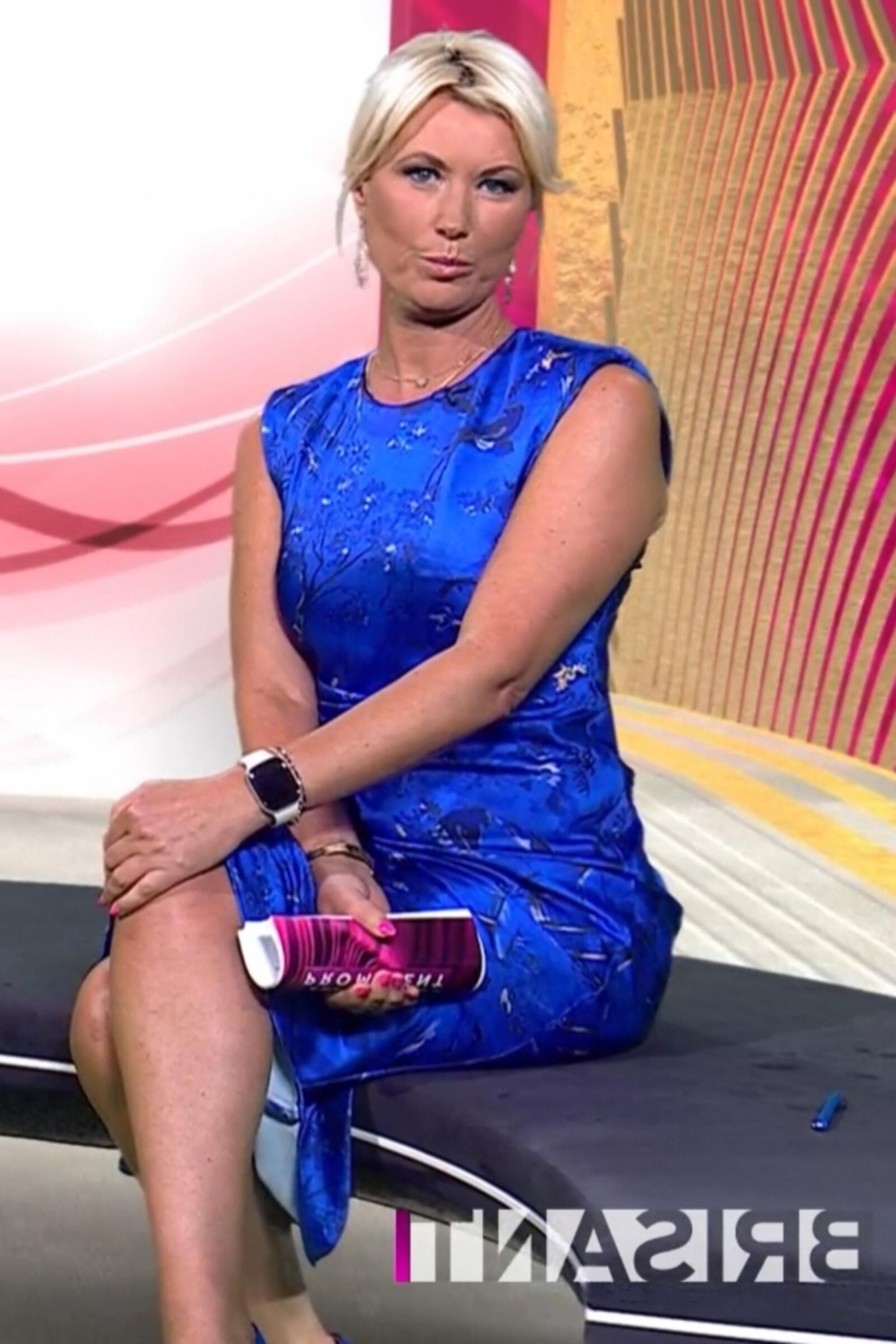 Kamilla S. Geile Fickschlampe Im Sexy Blauen Satinkleid!