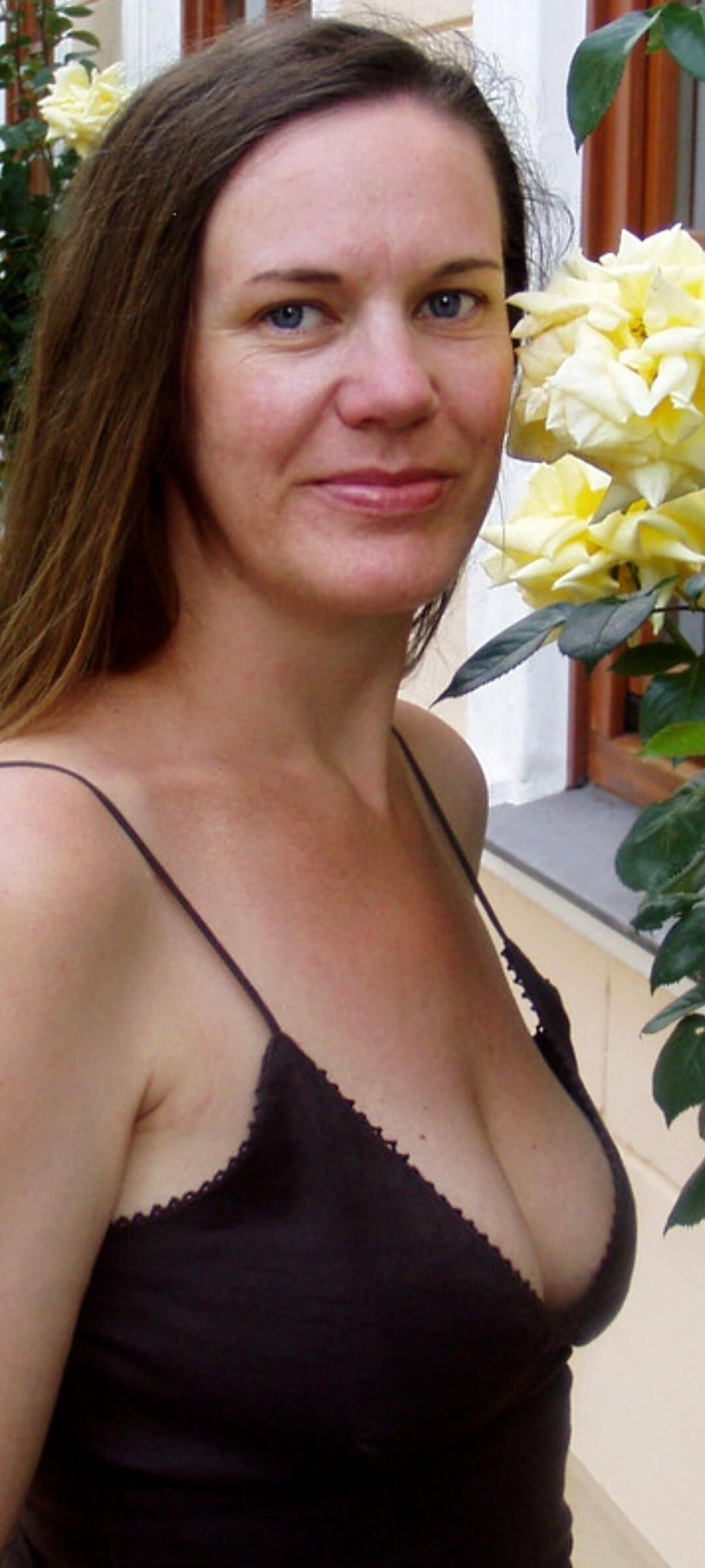Une femme mature incroyable expose ses charmes