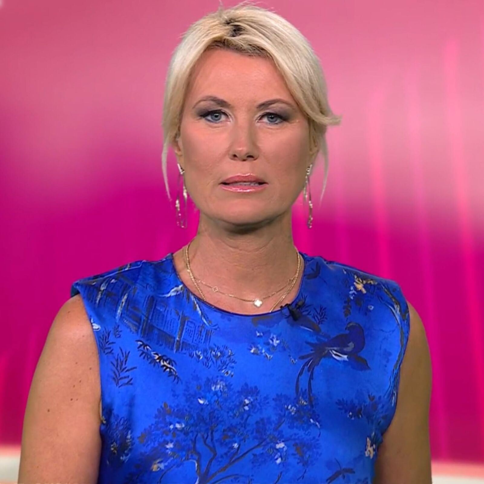 Kamilla S. Geile Fickschlampe Im Sexy Blauen Satinkleid!