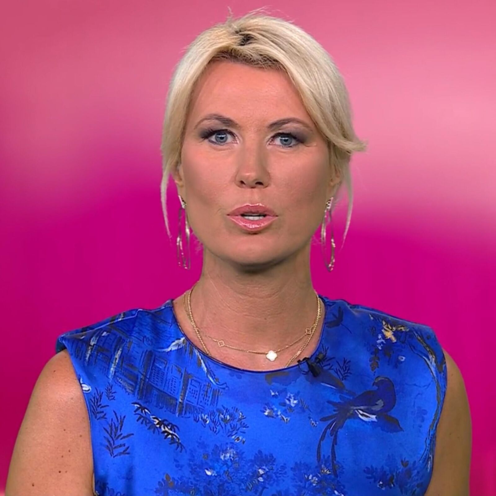Kamilla S. Geile Fickschlampe Im Sexy Blauen Satinkleid!