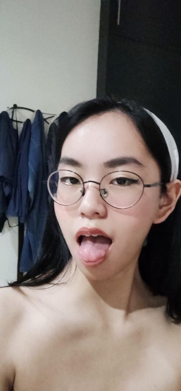 Écolière asiatique salope se déshabille nue