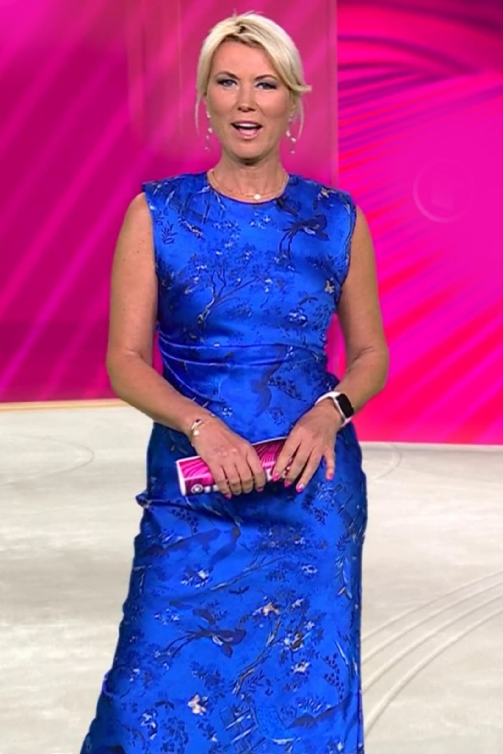 Kamilla S. Geile Fickschlampe Im Sexy Blauen Satinkleid!