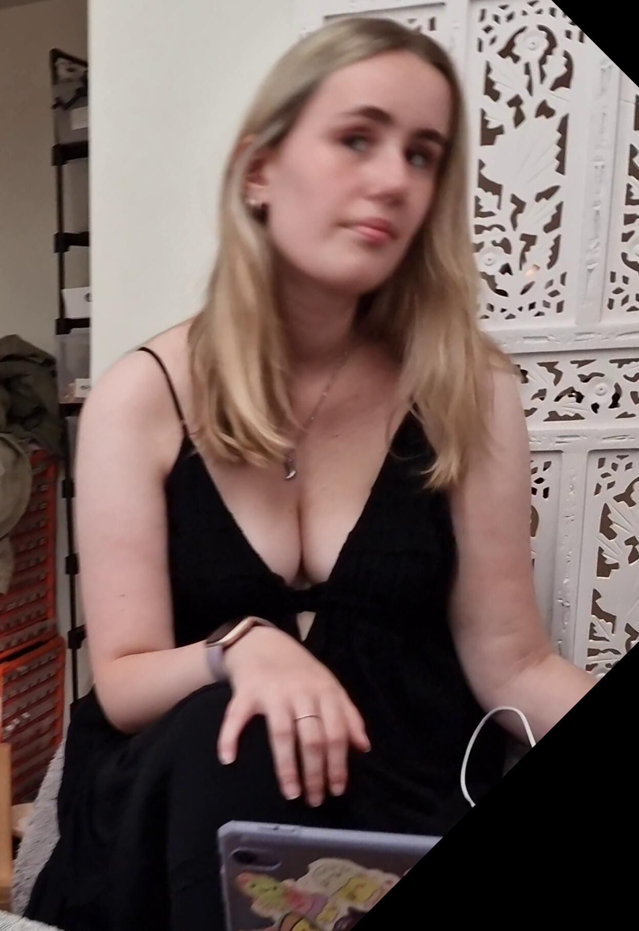 Les assistants de magasin rendent les blonds blonds trop faciles