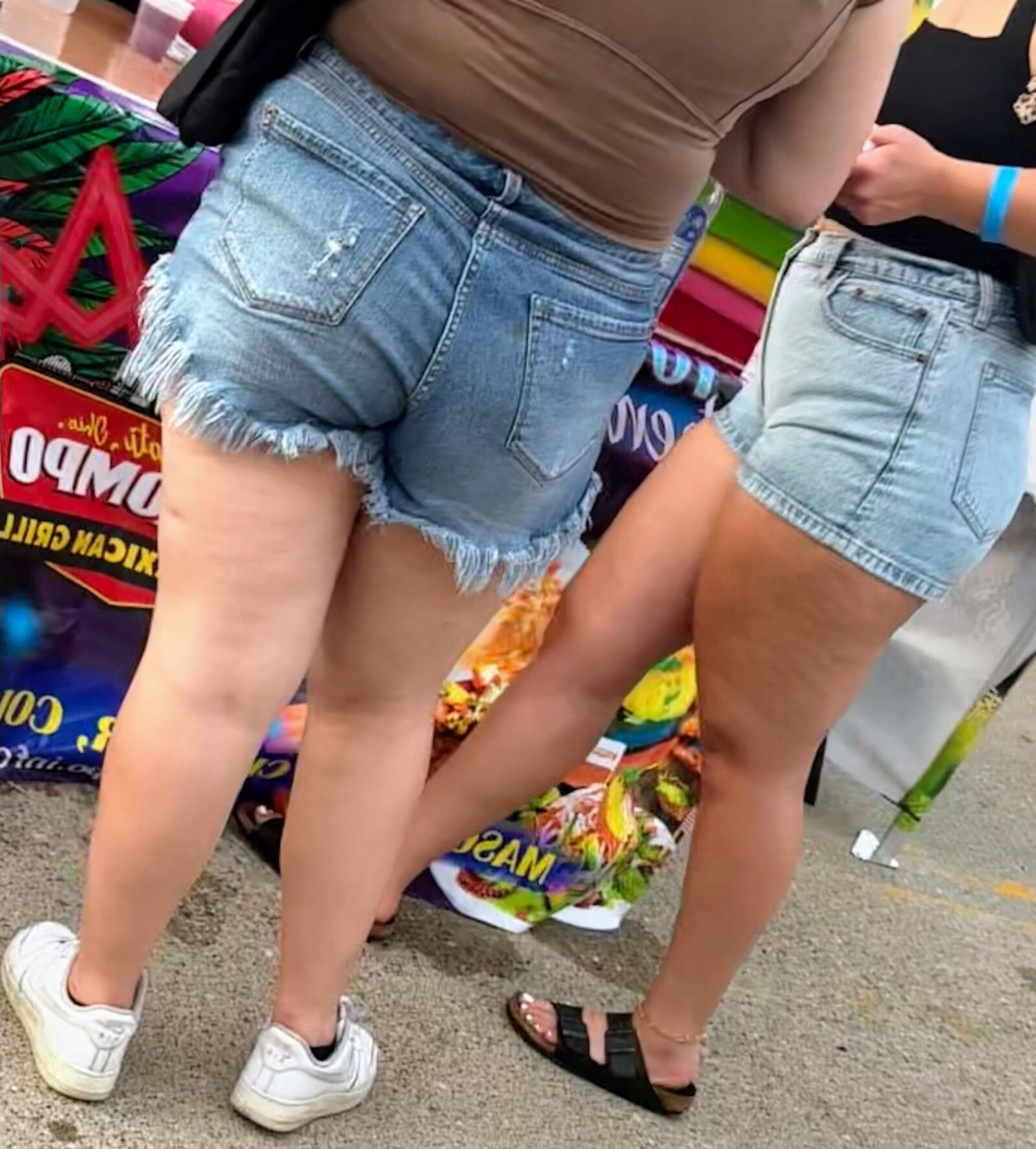 率直なショートパンツとセクシーな足とロバ
