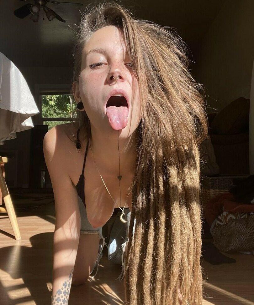 Chienne hippie poilue