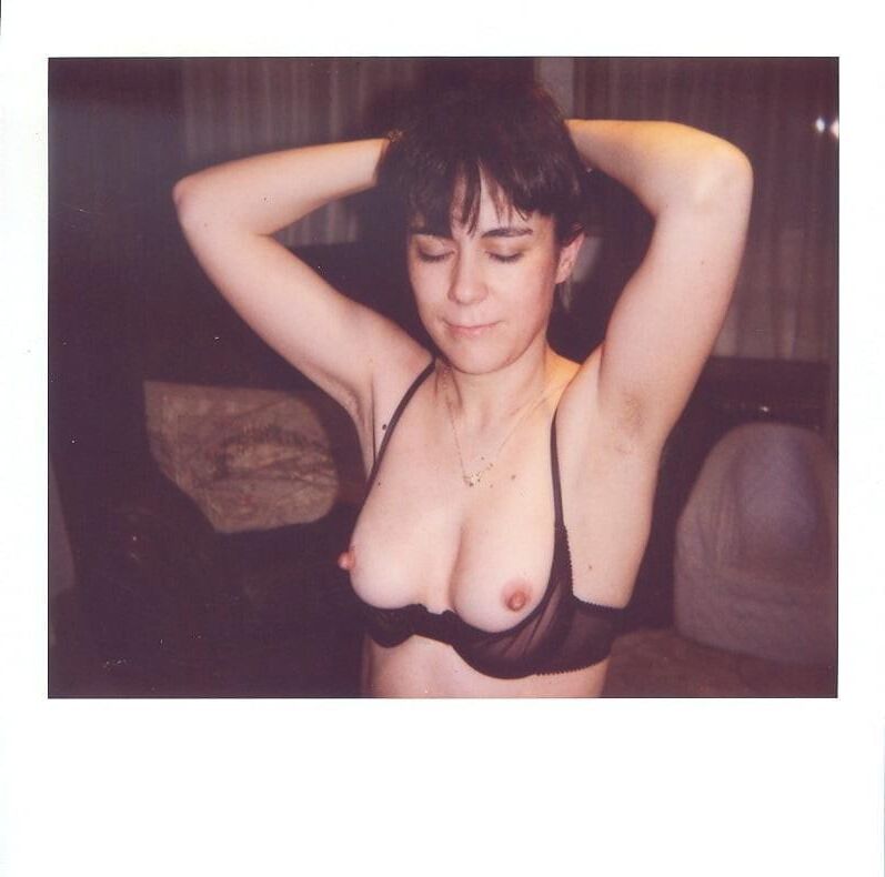 Ta femme avec ses seins sur ses vêtements