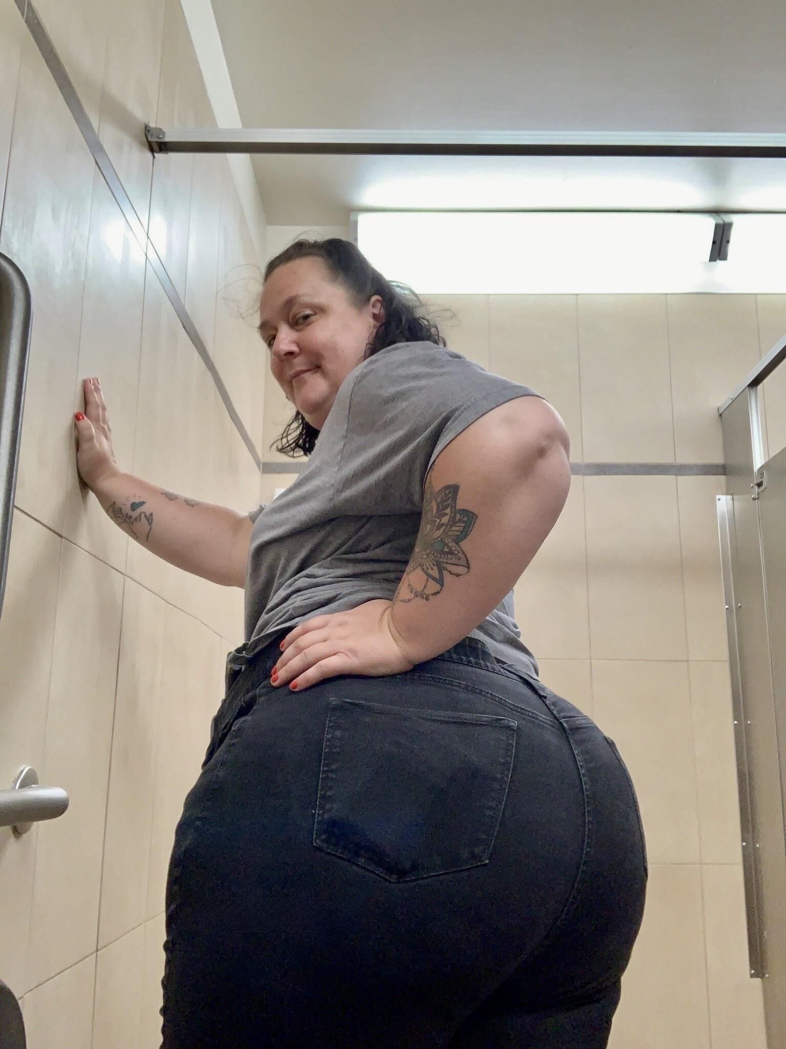 ターニャ巨大なお尻小さなおっぱい角質セクシーなBBWミルフミックスホットショット