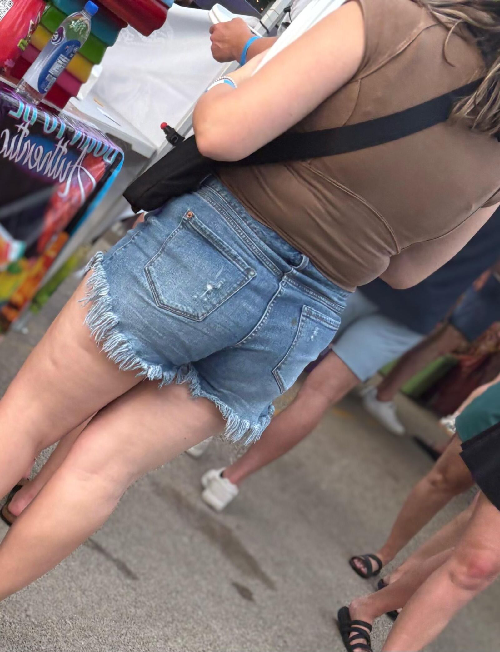 率直なショートパンツとセクシーな足とロバ