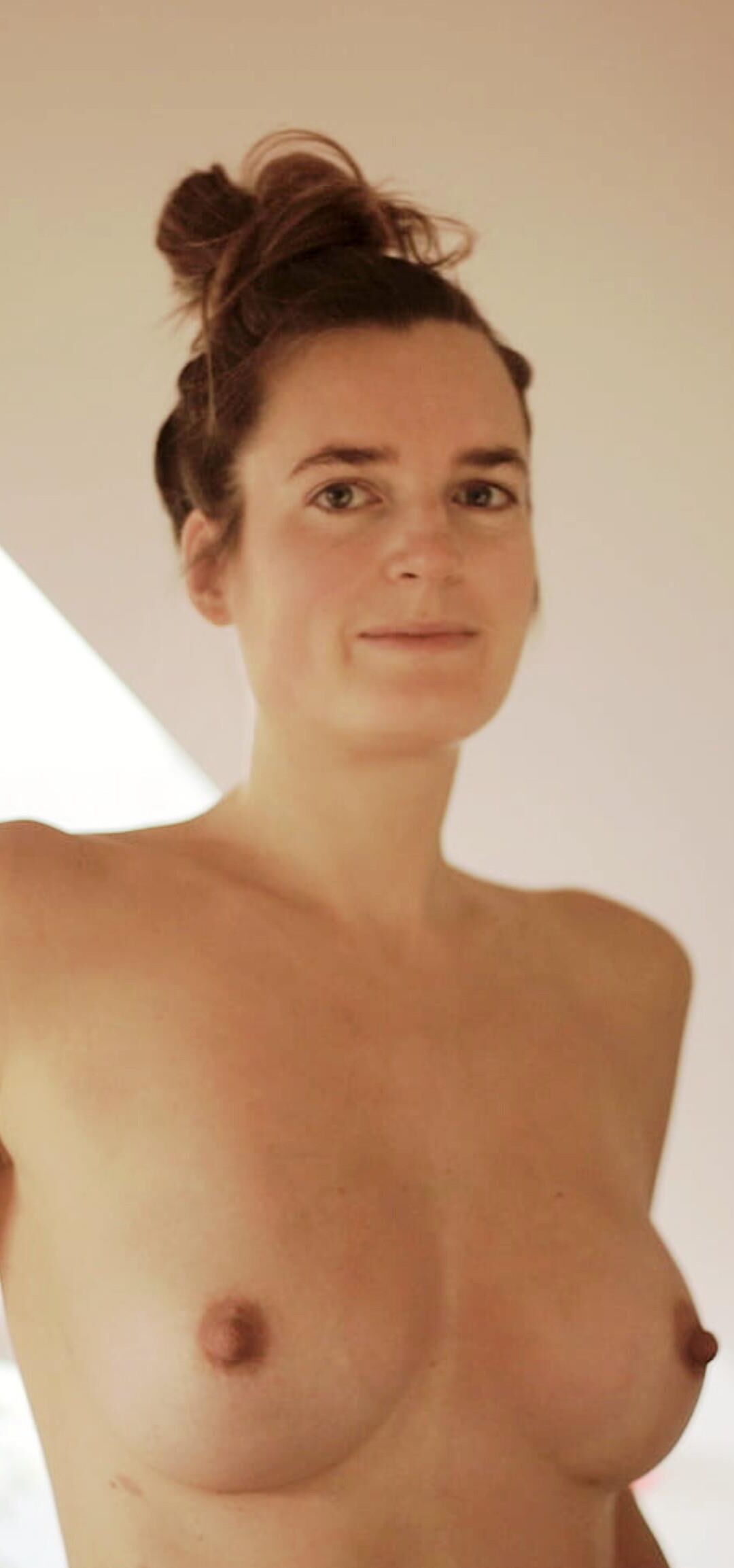 Beauté nue dans la forêt