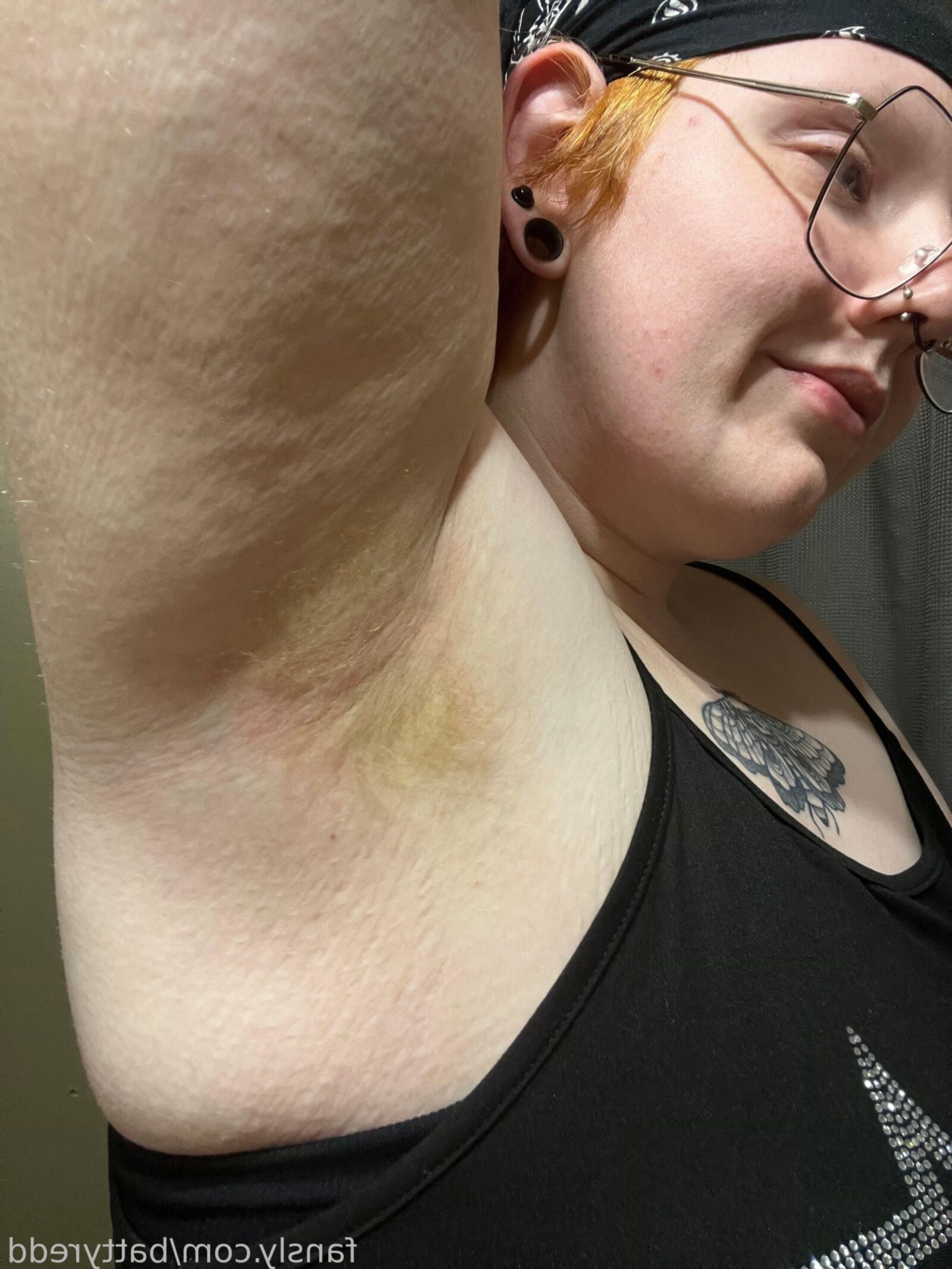 バッティの巨大なお尻ビッグブーブレッドヘッドヘアリーBBWガールミックスショット