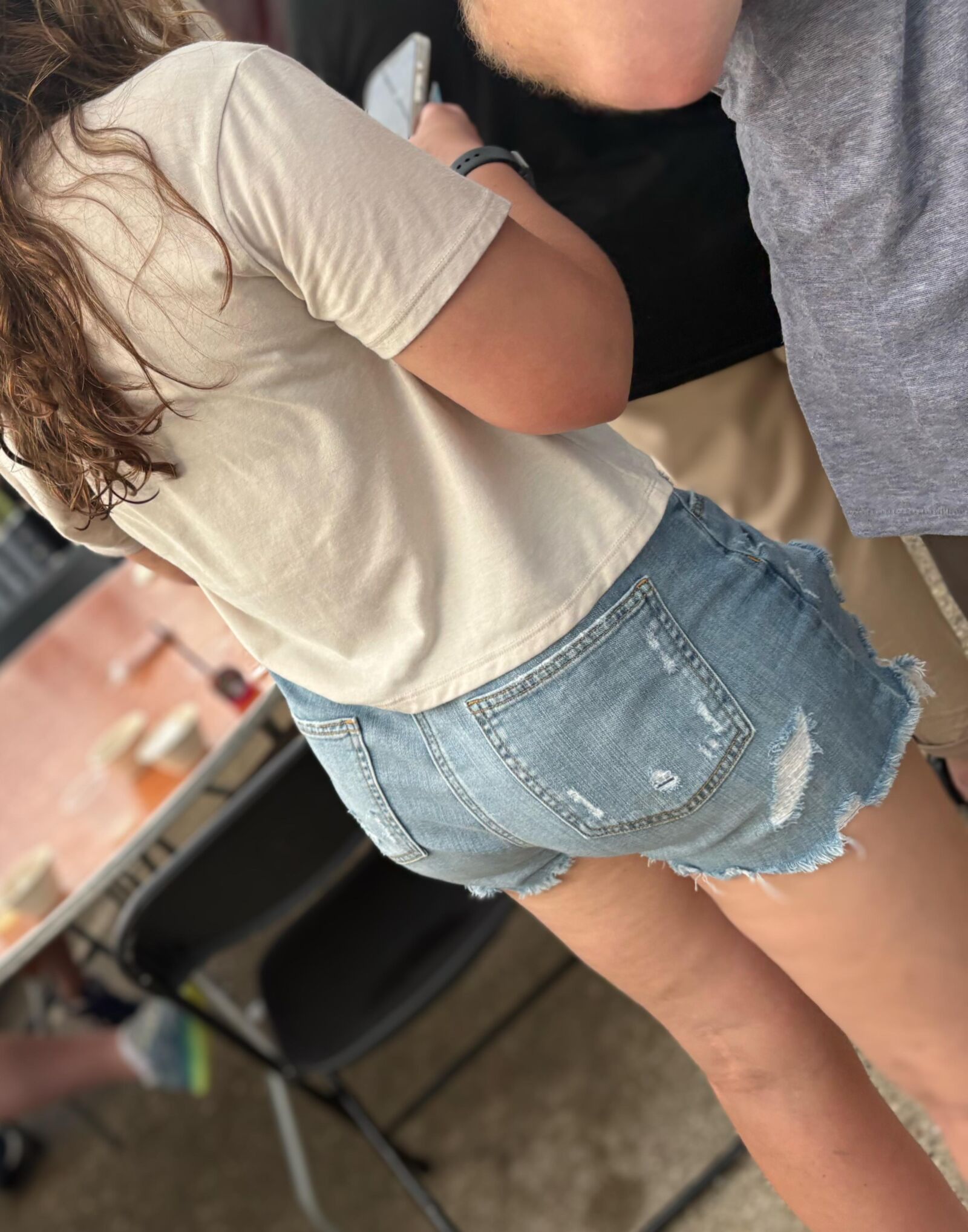 率直なショートパンツとセクシーな足とロバ