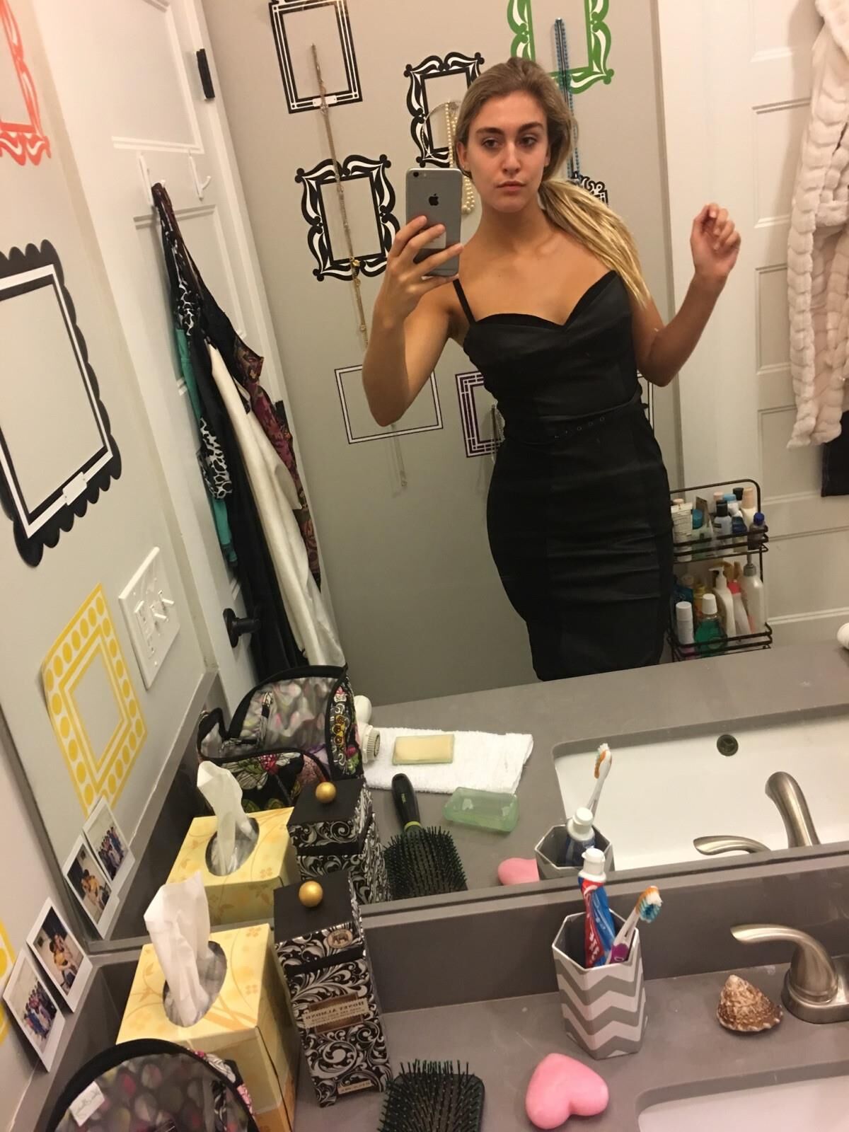 Hot Girl Mirror Selfie Nudes