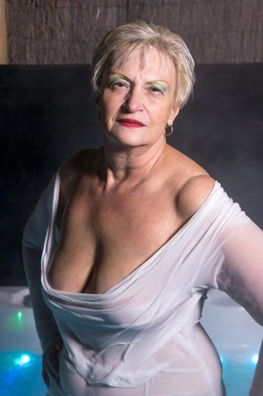 Não nude amadurece e Grannie