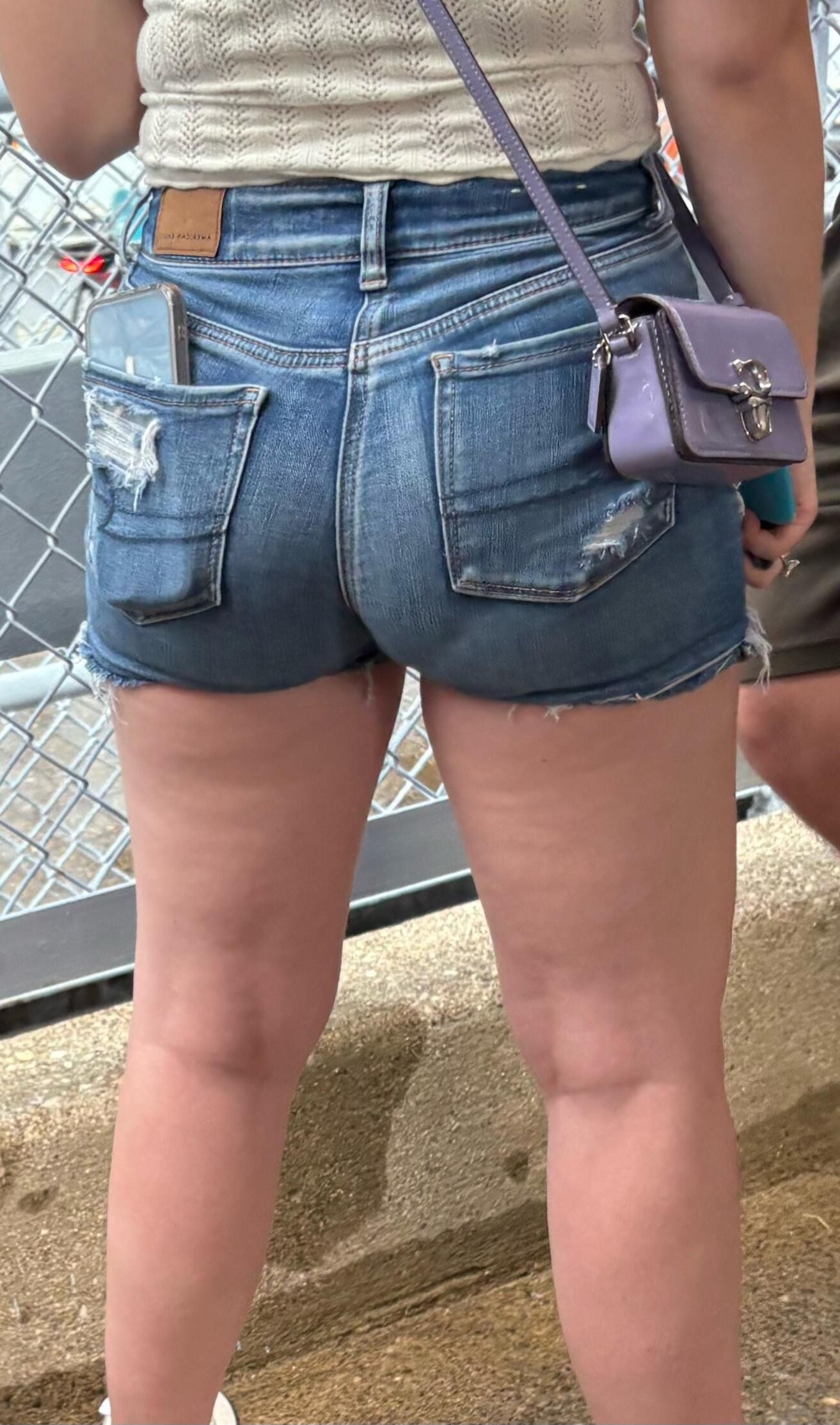 率直なショートパンツとセクシーな足とロバ