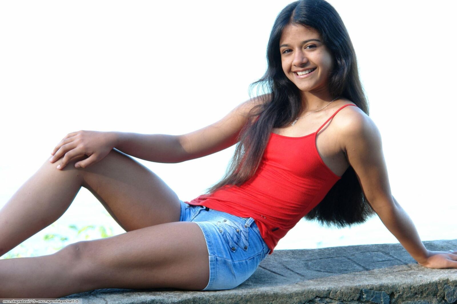 Vagilhas latinas vestidas e sunáveis estão à espreita para sexo